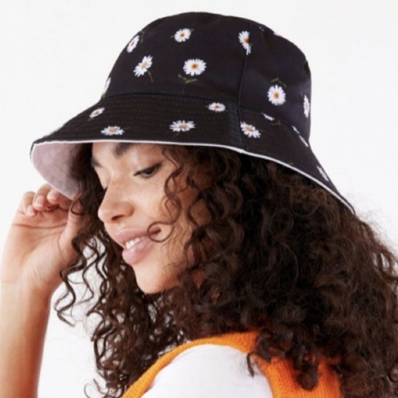 Alice + Olivia Duffel bag and bucket hat set - Picture 5 of 10